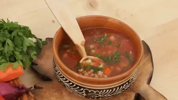 Ciorbă pustnicească de arpacaș a Părintelui Daniel: dulceața morcovului și aroma țelinei dau gustul liniștitor al postului