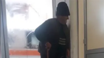 Imagini revoltătoare: un bătrân ajunge la spital şi strigă Nu mai pot, dar nimeni nu îl bagă în seamă! 