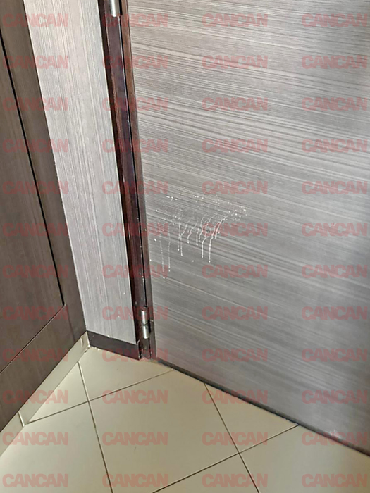 Urme de murdărie în camera de hotel