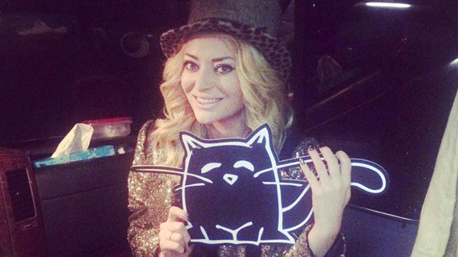 Delia Matache, pusa la zid de fani, dupa ce a postat o poza pe facebook!"Ai gambe de barbat"