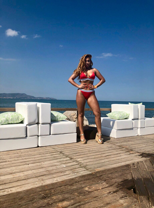 Sexy cântăreața s-a pozat provocator în costum de baie