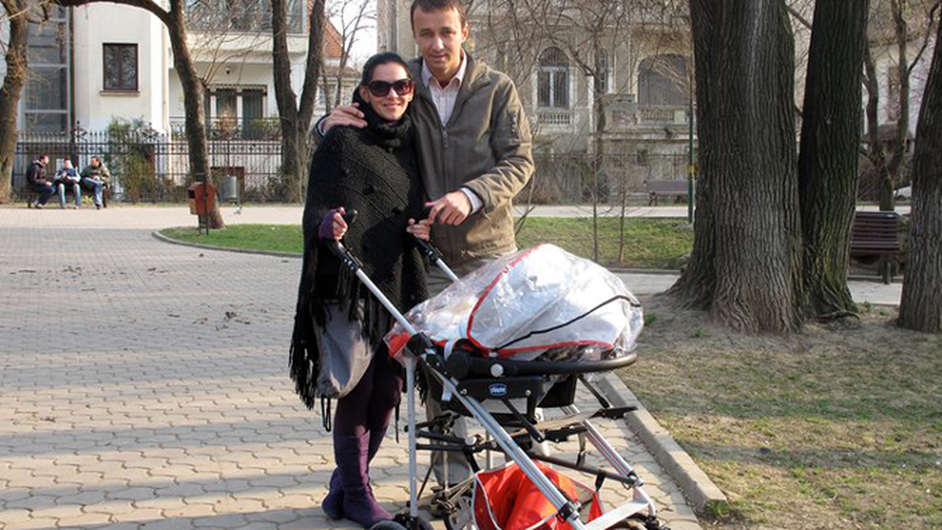 Analia Selis si-a scos fetita la plimbare in parc!