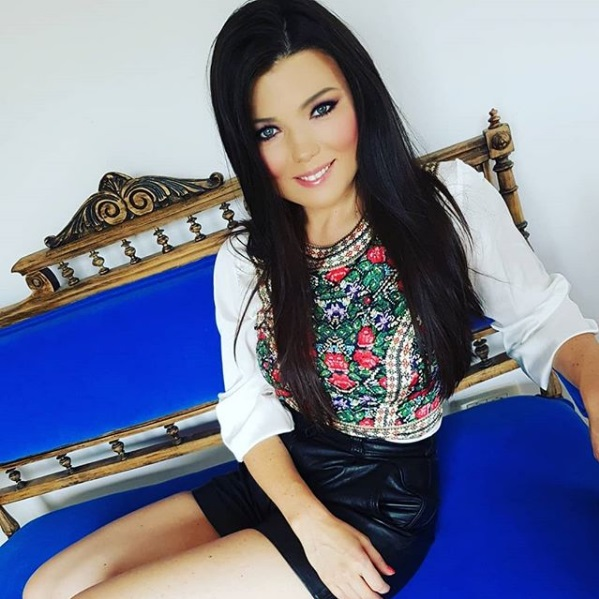Paula Seling și soțul ei au devenit nași pentru un cuplu cunoscut. Artista și mireasa au strălucit în costume populare