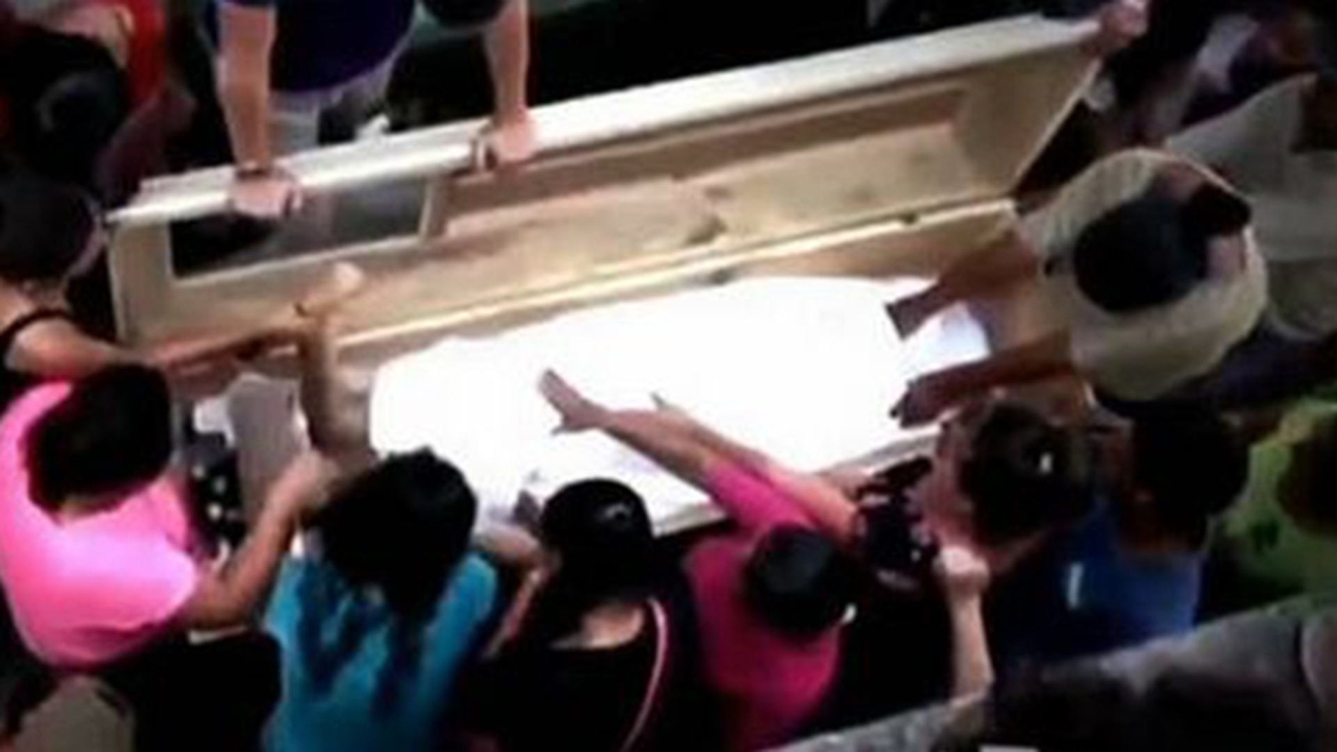A auzit-o ţipând în cavou, aşa că a dezgropat-o pe iubita lui, la o zi după înmormântare! E şocant ce a urmat