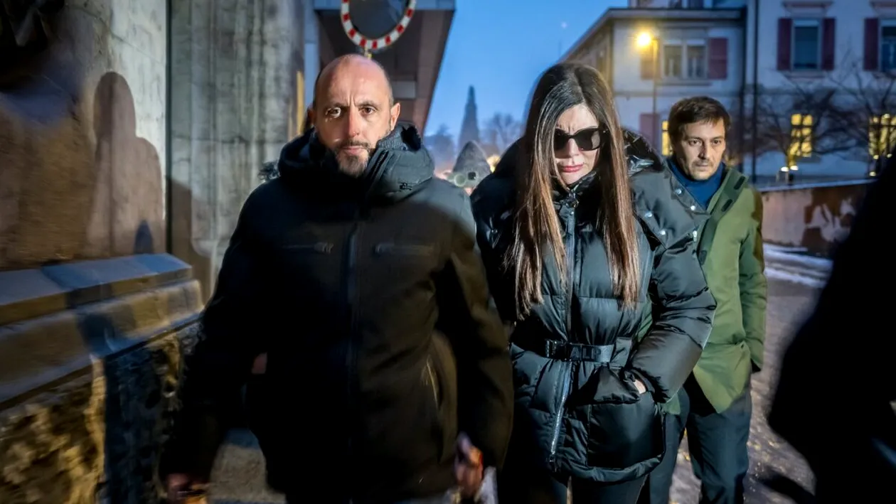 Patroana clubului din Crans-Montana a fost surprinsă plângând înainte de a ajunge la audieri