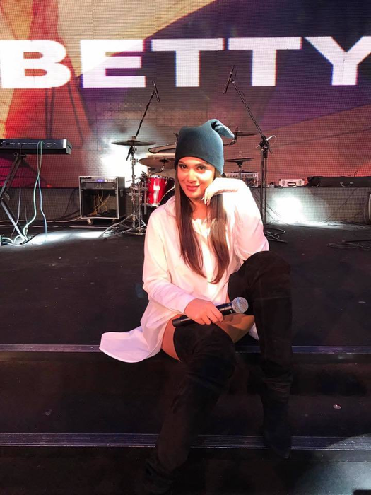 Cum s-a fotografiat Betty Salam, după ce s-a spus că ar fi însărcinată cu primul ei copil: ”Ce frumoasă eşti!”