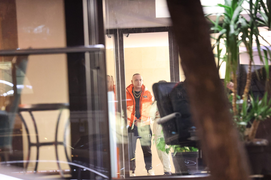 Vlad Obu și însoțitoarea lui se pregătesc să urce în apartament (Foto: CANCAN.RO)