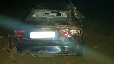 La un pas de tragedie. O tânără șoferiță a scăpat cu viață ca prin minune. Mașina s-a făcut praf