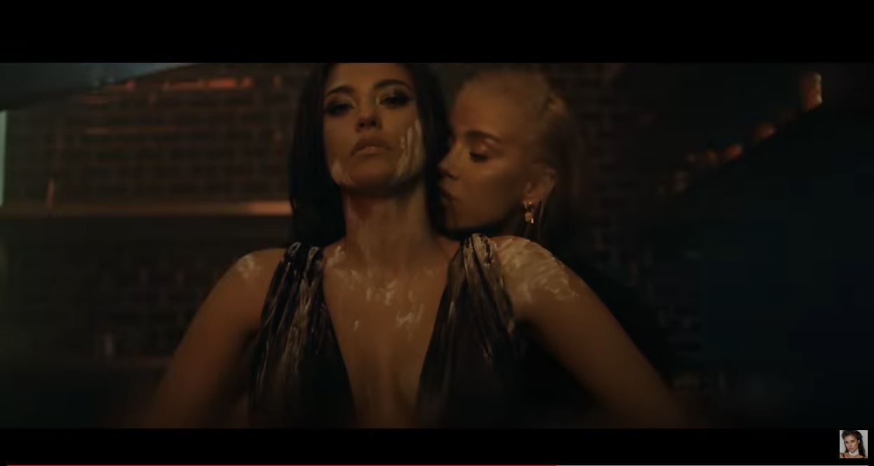 Antonia și Alina Ceușan, filmate în ipostaze ca-n filmele pentru adulți în cel mai nou clip al cântăreței! S-au atins pasional în zone intime și au flirtat una cu cealaltă | VIDEO