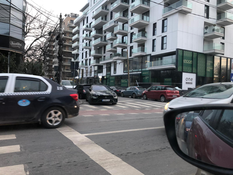 Lino Golden și-a parcat Mercedes-ul de 80.000 de euro pe trecerea de pietoni