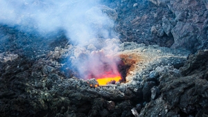 Cel mai activ vulcan din Europa a erupt de două ori într-o singură săptămână. Imagini spectaculoase din Italia. VIDEO