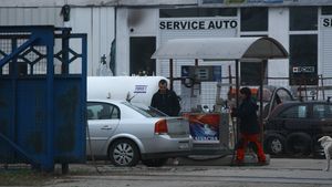 Prigoana o sa innebuneasca! Mihai, iubitelul lui Bahmu, a ajuns sa se plimbe cu masina de la el! Si-i face si plinul!