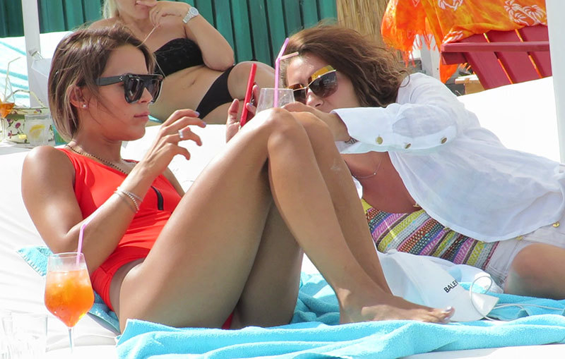 Ioana şi prietena ei s-au simţit perfect la Mamaia