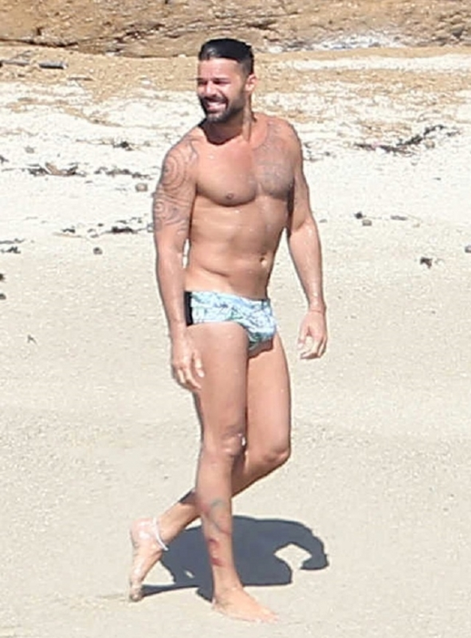 După ce au anunţat că s-au logodit, RICKY MARTIN şi iubitul său au mers pe litoral! Cum au apărut pe plajă