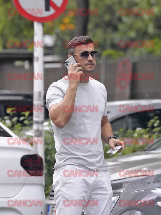 Adrian Alexandrov, cu ochii pe telefon