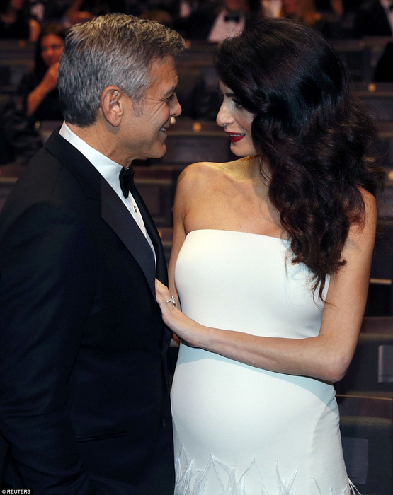 Soţia lui George Clooney, în premieră cu burtica de gravidă la vedere