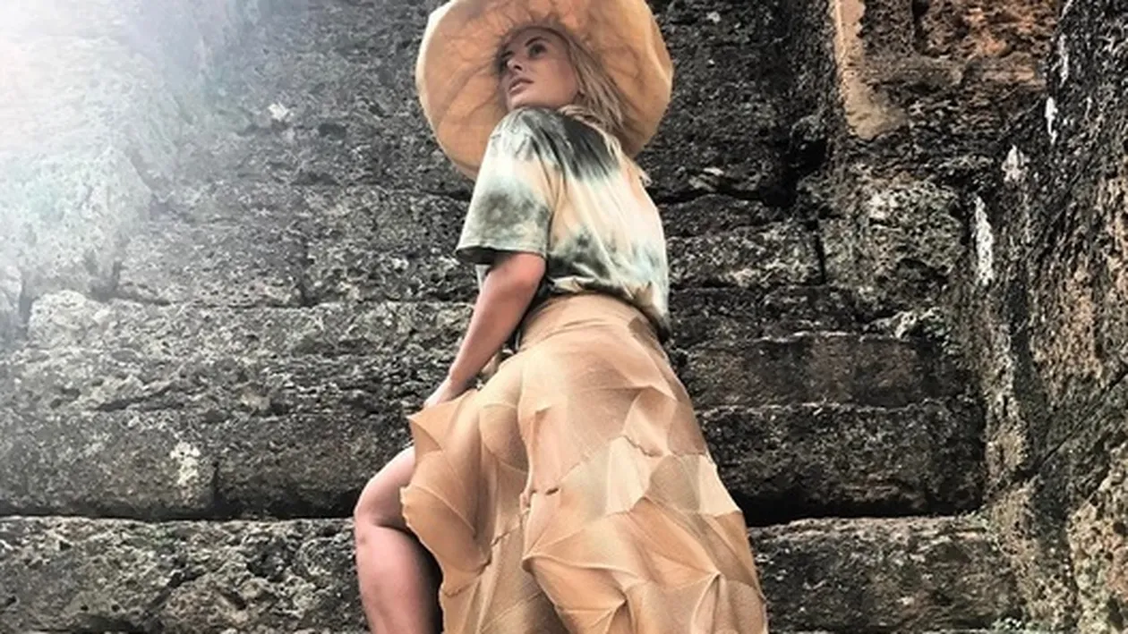 Delia s-a lăsat fotografiată cu posteriorul la vedere! Cum a reacţionat când un bărbat a postat un comentariu indecent