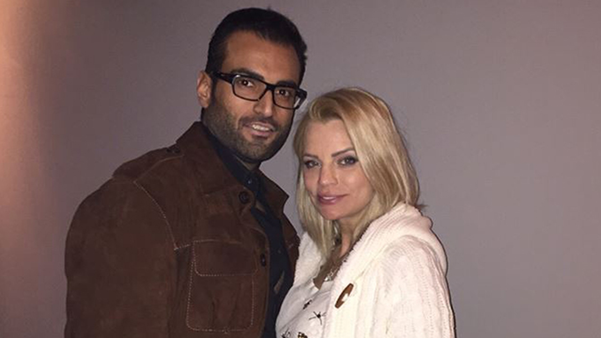 Un nou cuplu in showbiz! Ea, proaspat divortata, el, tanar si... strain! “E primul barbat care chiar ma iubeste!"