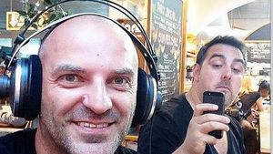 Capatos şi Silviu Andrei pun la cale noul sezon păcătos. Şpriţ roze lung pe plaja milionarilor