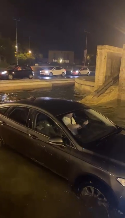 Șoferul s-a plimbat cu mașina prin fântână, în încercarea de a ieși din 
 "capcană" (Foto: CANCAN.RO)