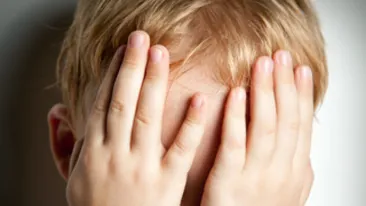 Părinţi sau călăi? Un băieţel de opt ani a mâncat nisip de foame, pentru că era hrănit doar cu apă