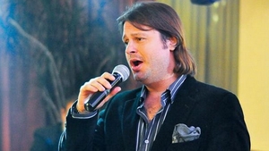 Un cunoscut artist din Romania are un obicei ciudat inainte de show! "Mananc un ardei iute si beau un pahar de vin rosu"