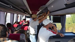 Cum trec românii frontiera pe timp de pandemie. Mesajul unui șofer de autocar: "Pregătiţi câte 20 de euro fiecare"