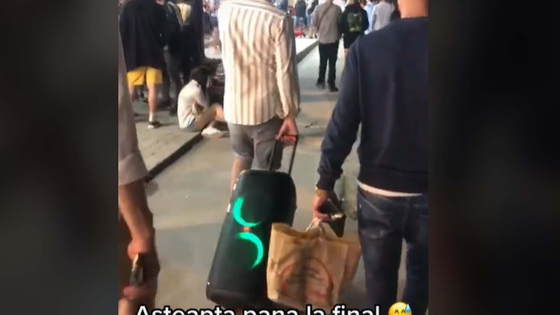 Incredibil. Cum a reacționat un român când a văzut că niște tineri se plimbă cu boxa dată la maximum, pe manele, în Vama Veche
