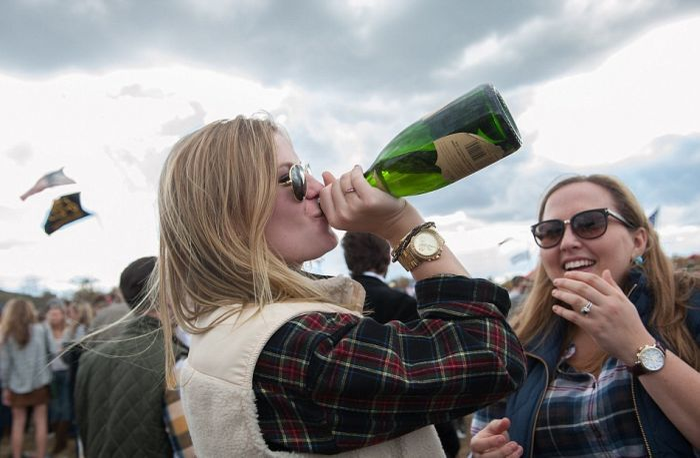 Bogaţii au versiunea lor secretă de Tinder! Ce criterii trebuie să îndeplinească oricine îşi doreşte să vorbească sau să iasă la întâlniri cu celebrităţile