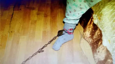 Șocant! O bătrână din Dolj și-a legat nepoata de 10 ani cu lanțul de pat