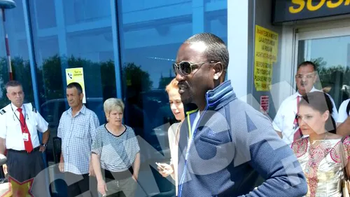 Akon a ajuns in Romania! Celebrul artist international a iesit din aeroport insotit de doua gorile!