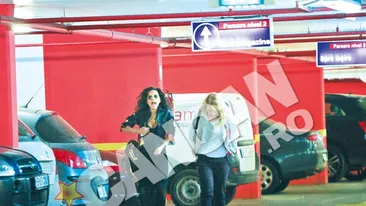 Inna, probleme mari cu sanii! Si-a prins sfarcul sub bareta gentii si a urlat de durere!