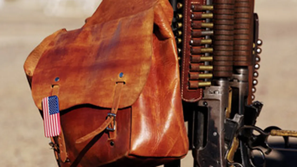 A vrut sa se imbarce in avion cu doua genti pline cu arme!