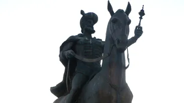 Târgoviştenii reclamă: Statuia lui Mihai Viteazu, monument al kitsch-ului. Autorităţile au vopsit-o într-un auriu strident