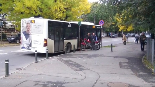 Imagini fabuloase: Un sofer RATB ajuta un motociclist sa urce vehiculul in masina!