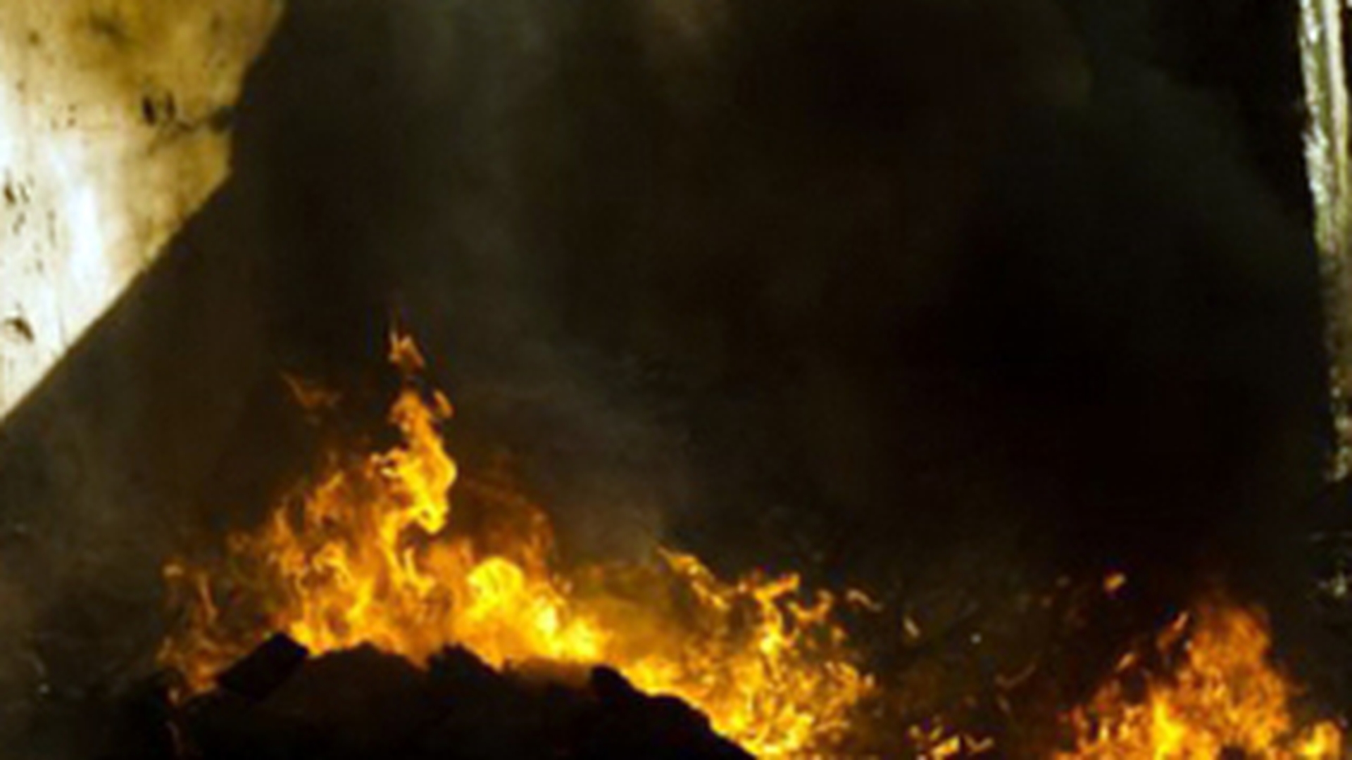 Doua camioane s-au facut scrum in urma unui incendiu!