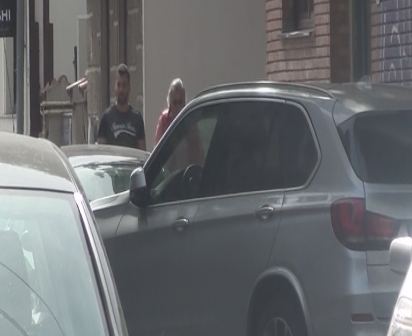Ilie Năstase, în timp ce se îndrepta spre mașina amicului său