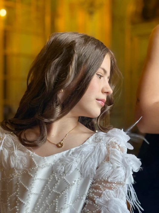 La doar 10 ani, o fetiță a filmat un videoclip cu Richard Clayderman. Cine este Miriam Vultur, de fapt