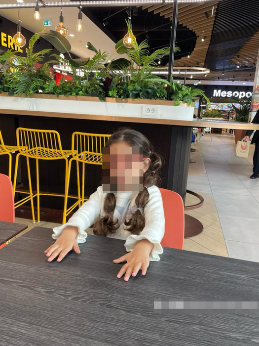 Maria comunică cu părinții săi prin semne foto: arhivă personală