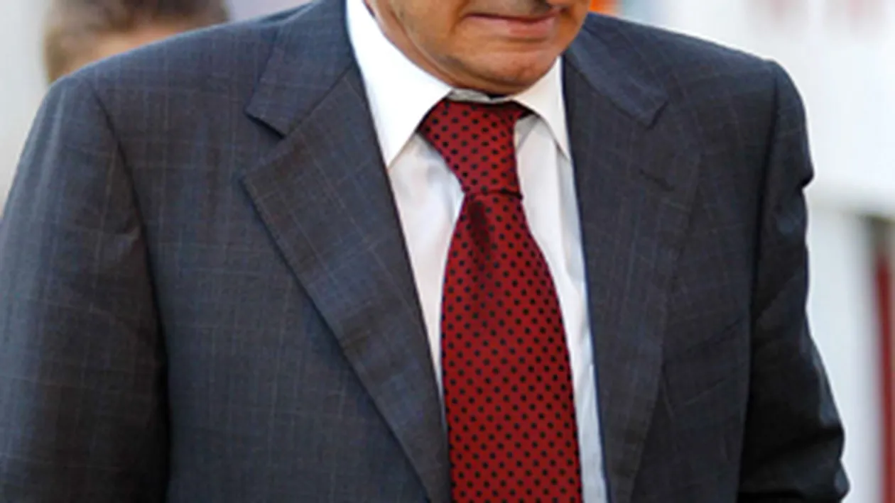 Nu au avut bani de business class! Geoana, luat la misto in avion de fata cu Copos!