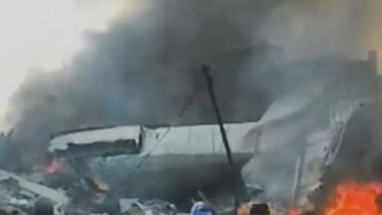 Tragedie! Un avion a cazut peste un hotel, echipele de salvare sunt la fata locului. Sunt zeci de morti si raniti