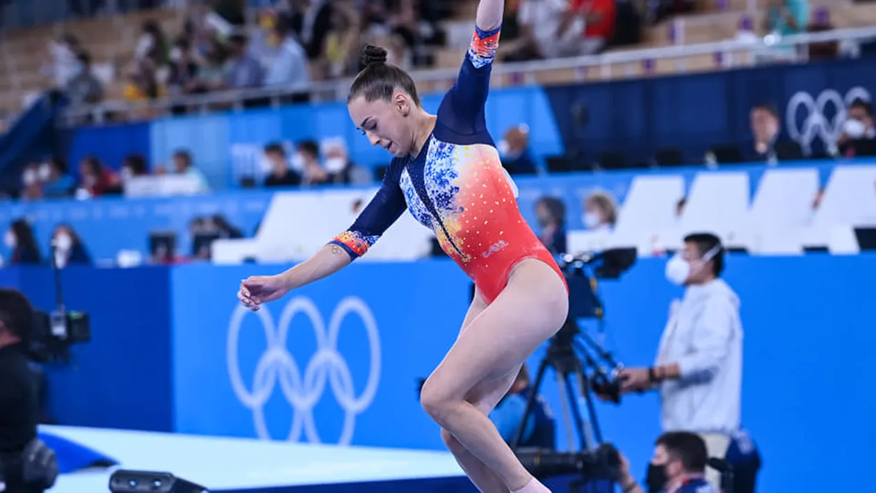 Larisa Iordache, transportată la spital, după ce s-a calificat în finala la bârnă de la JO. Câte zile nu se va putea antrena