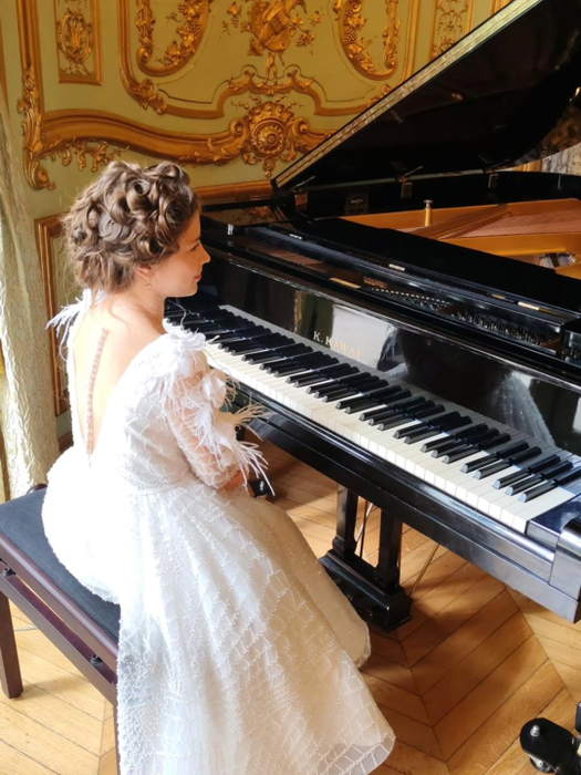 La doar 10 ani, o fetiță a filmat un videoclip cu Richard Clayderman. Cine este Miriam Vultur, de fapt