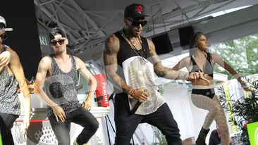 Alex Velea osclieaza intre Florin Salam si Michael Jackson. Danseaza ca superstarul american si poate canta ca un manelist