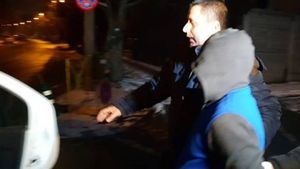 Doi hoți din Timișoara, încătușați de polițiști. Ce metodă ingenioasă de înșelăciune au folosit într-un supermarket
