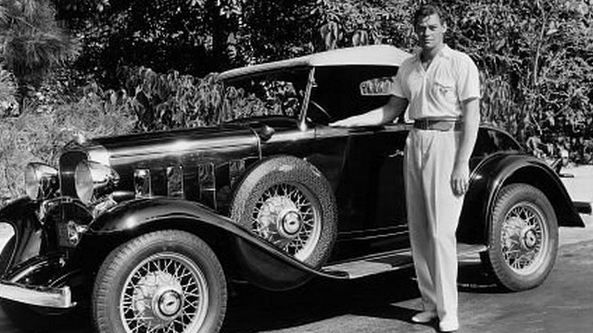Stii ca un roman a facut celebre filmele cu Tarzan? Afla totul despre actorul Johnny Weissmuller!
