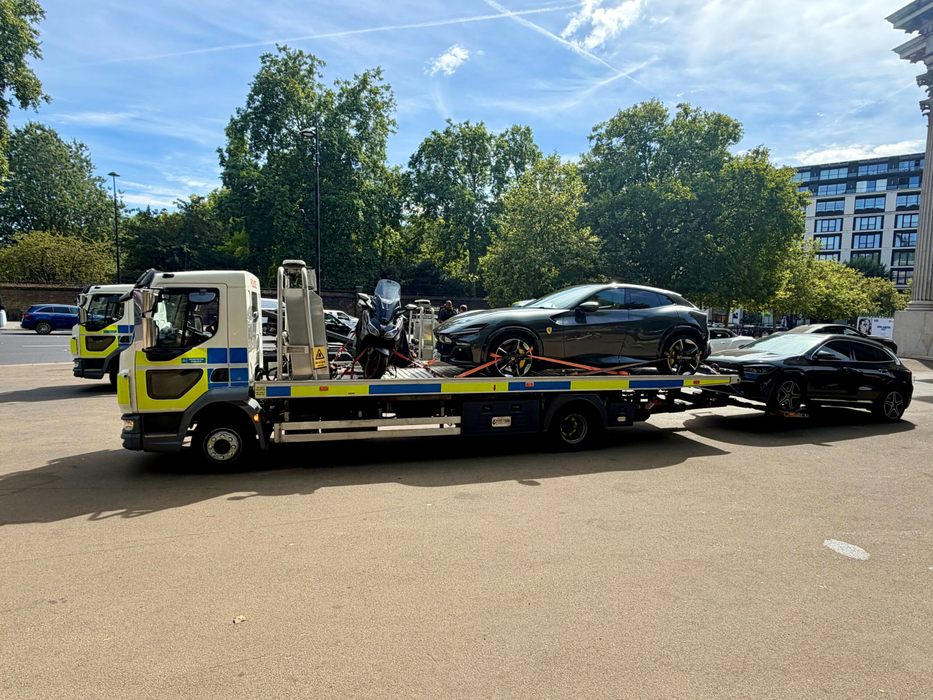 Ferrari Monza de 4,3 milioane de € și alți bolizi, confiscate de poliția din Londra pentru producerea de zgomot excesiv. Șoferii conduceau periculos