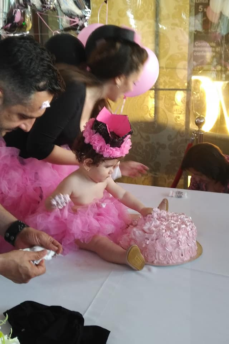 Fetița Cristinei Șișcanu a distrus unul dintre torturile sale! Imagini de senzație cu Petra și tatăl ei, care s-au umplut cu frișcă