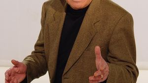 Are varsta pensiei, dar nu se culca odata cu gainile! La 78 de ani, actorul Mitica Popescu a petrecut pana la 2 noaptea, in club!