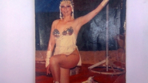 Asa mama, asa fiica! Uite de unde a mostenit Larisa, sexy-dansatoarea la bara de la “Romanii au talent”, talentul si frumusetea!